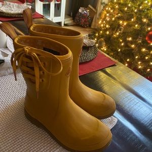 This color is SOLD OUT EVERYWHERE The Original Muck Boot Company Women's Size 6